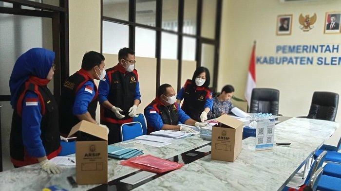 GELEDAH: Tim Penyidik Bidang Pidana Khusus Kejati DIY saat melakukan penggeledahan di kantor Dinas Kominfo Sleman, Kamis (24/7/2025)