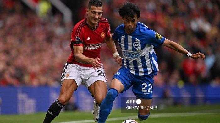 Kaoru Mitoma vs Diogo Dalot di Liga Inggris antara Manchester United vs Brighton and Hove Albion di Old Trafford di Manchester, barat laut Inggris, pada bulan September 16 Agustus 2023.