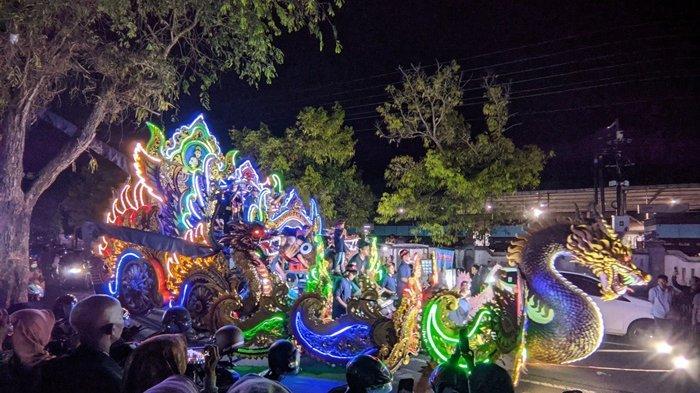 Karnaval kendaraan hias yang memeriahkan Pesta Rakyat HUT Ke-73 Kulon Progo di Alun-alun Wates, Selasa (15/10/2024) malam.
