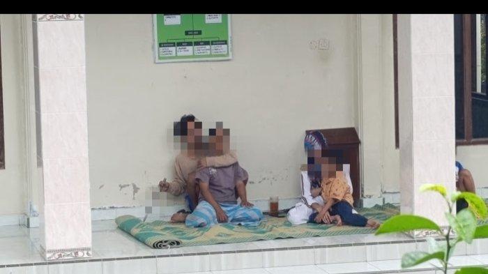 Aksi penyanderaan menggunakan senjata tajam dilakukan oleh seorang pria berinisial SD (45 tahun) di Masjid Al Barokah, Desa Polengan, Kecamatan Srumbung, Kabupaten Magelang, Jumat (17/1/2025).