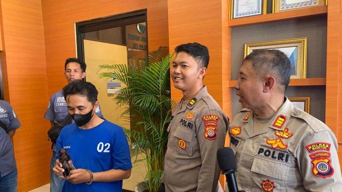 polisi mengamankan warga asal Sumatera Selatan yang tinggal dan ngekos di Kabupaten, DI Yogyakarta, HH (48).

Dia diringkus oleh Polsek Kretek terkait penipuan jual beli jenglot atau jimat boneka.