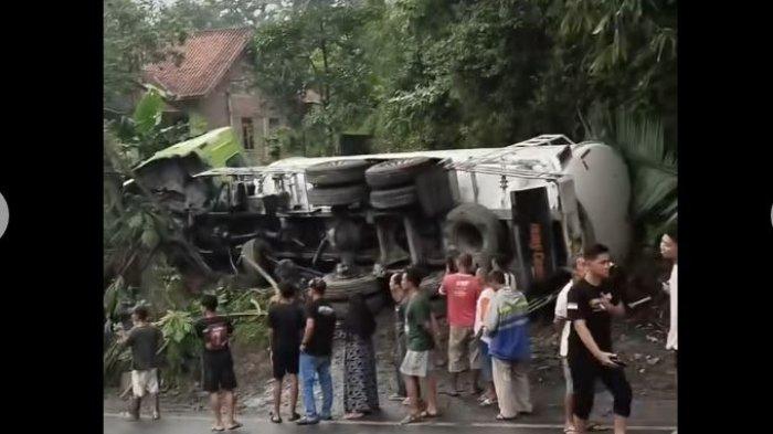 Kecelakaan Lalu Lintas truk rem blong terjadi lagi di tanjakan maut Jalan Purworejo-Magelang, Desa Kalijambe, Kecamatan Bener, Kabupaten Purworejo, Jawa Tengah, Selasa (13/5/2025).