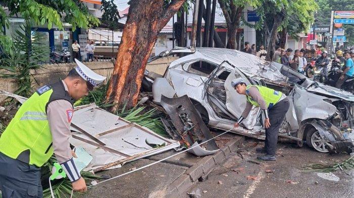 Polisi melakukan olah TKP di Jendral Ahmad Yani, tepatnya depan Toko Roti Holland Bakery, Kecamatan Seberang Ulu 1, Palembang, setelah satu unit mobil avnza mengalami kecelakaan tunggal, Jumat (8/3/2024). Dalam kecelakaan tersebut dua orang tewas dan empat lainnya luka-luka.
