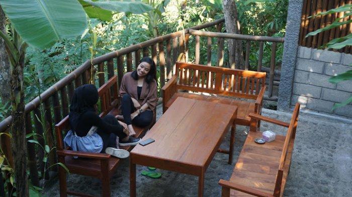 Suasana di Kedai Kopi Menoreh Pak Rohmat