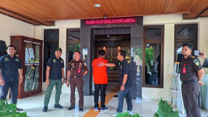 Tersangka lurah Sampang resmi ditahan oleh pihaknya Kejari,pada Senin (30/12/2024)