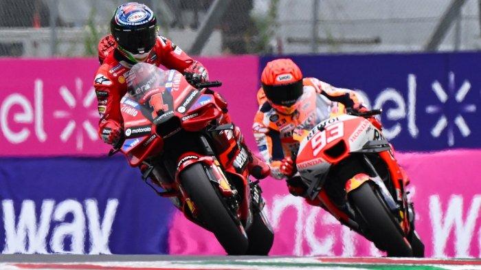 Rider Ducati Francesco Bagnaia (L) bersaing dengan Marc Marquez di sesi kualifikasi MotoGP Italia di Sirkuit Mugello, Sabtu 10 Juni 2023