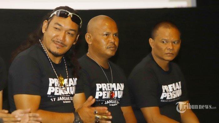 GOBANG MENINGGAL DUNIA - Potret Para pemain film Preman Pensiun, Muhammad Jamasari sebagai Gobang (kiri), Ica Naga sebagai Kang Pipit, dan Deny Firdaus sebagai Kang Murad hadir pada konferensi pers press screening dan gala premiere di Jakarta, Kamis (10/1/2019). Pemeran Kang Gobang dikabarkan meninggal dunia pada hari ini, Jumat (7/2/2025).
