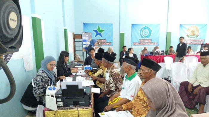 Warga terdampak berada di Balai Desa Karangkajen disela prosesi pembayaran UGR Tol Jogja-Bawen, Selasa (24/12)