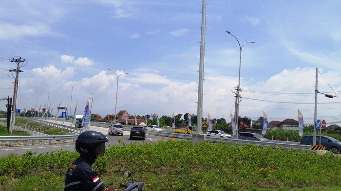 GERBANG TOL PRAMBANAN - Sejumlah kendaraan memasuki dan keluar dari Gerbang Tol Prambanan di Kecamatan Jogonalan, Kabupaten Klaten, Jawa Tengah, Senin (24/3/2025).