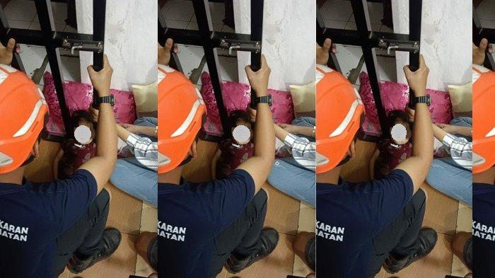 DAMKAR TURUN TANGAN: Petugas Damkar Sleman mengevakuasi kepala anak dua tahun yang terjepit pagar di Pakembinangun, Pakem, Kabupaten Sleman, Sabtu (22/2/2025).