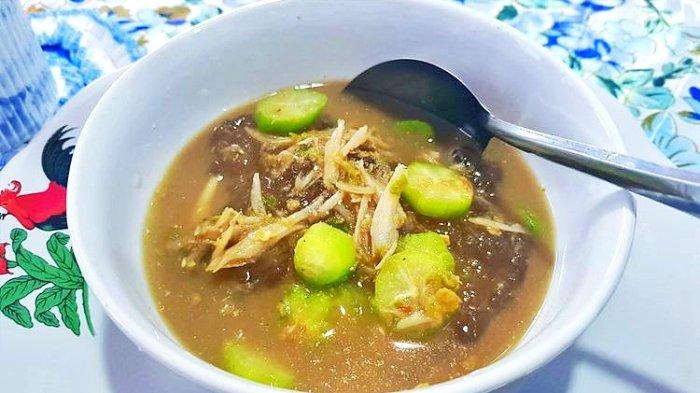 Kepurun makanan tradisional Kabupaten Lingga, Kepulauan Riau (Kepri). Kepurun adalah bubur berbahan dasar sagu yang disantap bersama kuah berisi ikan teri dan belimbing wuluh.