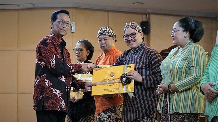 PENGHARGAAN: Wali Kota Yogya, Hasto Wardoyo, saat menerima sertifikat WBTB dari Gubernur Sri Sultan HB X, di kompleks Kepatihan, Senin (26/5/25).