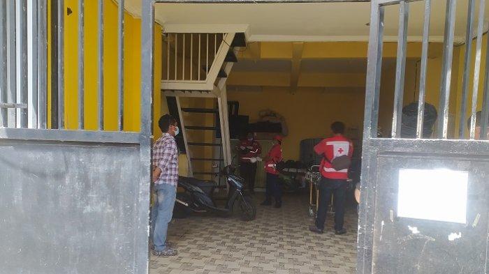 OLAH TKP: Polisi olah TKP disebuah kos yang menjadi lokasi temuan mahasiswa Semarang ditemukan meninggal dunia di wilayah Caturtunggal, Depok Kabupaten Sleman