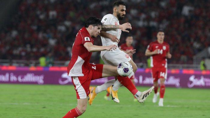 DUEL : Kevin Diks saat berduel dengan pemain Bahrain. Pertandingan Indonesia vs Bahrain lanjutan laga Kualifikasi Piala Dunia 2026 berlangsung di Stadion Utama Gelora Bung Karno (SUGBK), Senayan, Jakarta Pusat. 