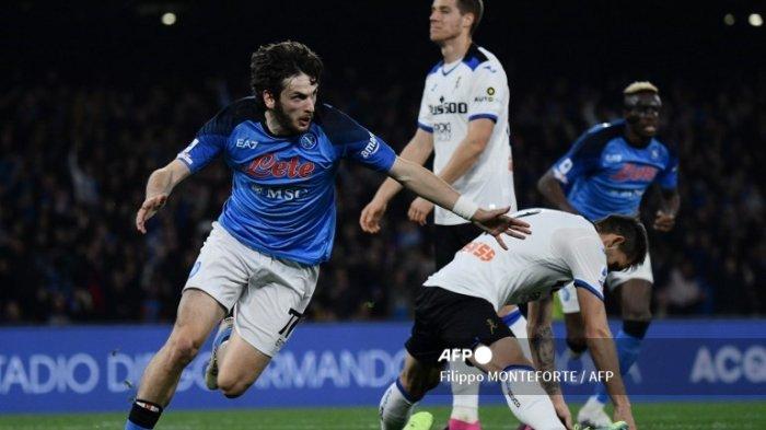 Khvicha Kvaratskhelia merayakan gol di Liga Italia Serie A antara Napoli vs Atalanta pada 11 Maret 2023 di stadion Diego-Maradona di Naples.