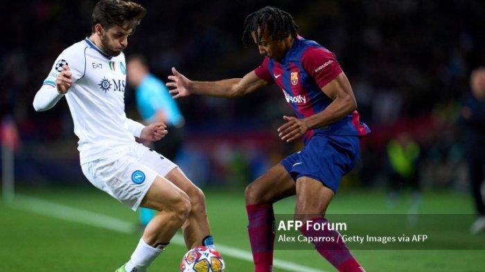 Khvicha Kvaratskhelia vs Jules Kounde di Liga Champions antara Barcelona vs Napoli di Estadi Olimpic Lluis Companys pada 12 Maret , 2024 di Barcelona, Spanyol.