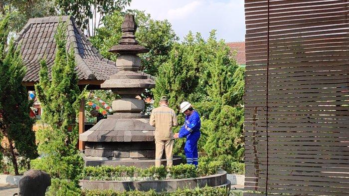 Tim BRIN pada Kamis (5/9/2024) tampak mengukur chattra hasil rekonstruksi Theodore van Erp yang dilanjutkan penyusunan ulang oleh Balai Konservasi Borobudur sejak 1995. Chattra itu kini ditempatkan di halaman Balai Konservasi Borobudur atau kini Bernama Museum Cagar Budaya Borobudur.