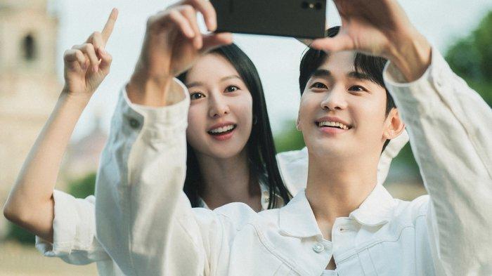 Kim Ji Won dan Kim Soo Hyun di Drama Korea Queen of Tears