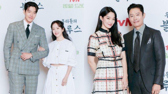 Kim Woo Bin, Han Ji Min, Shin Min Ah, dan Lee Byung Hun saat konferensi pers drama Our Blues