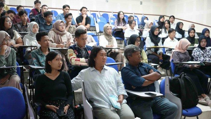 Orangtua mendiang Marchia Hutabarat, Sebastian Hutabarat dan Imelda Napitupulu di salah satu ruang kelas FEB UGM, Rabu (14/8/2024).