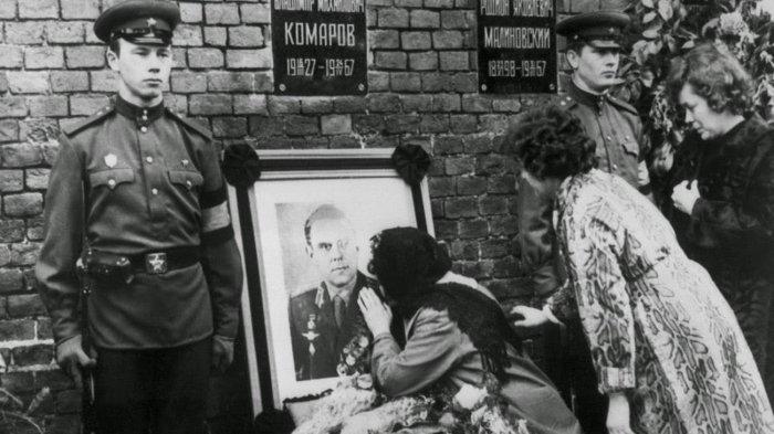 Kerabat melepas kepergian Vladimir Komarov yang tewas dalam kecelakaan Soyuz 1