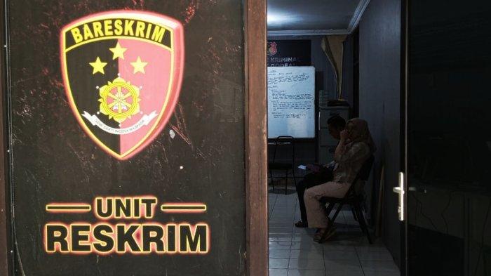 Komandan Regu Piket Markas Damkar Godean, Triono, membuat laporan di SPKT Polsek Godean, Jumat (13/9/2024)