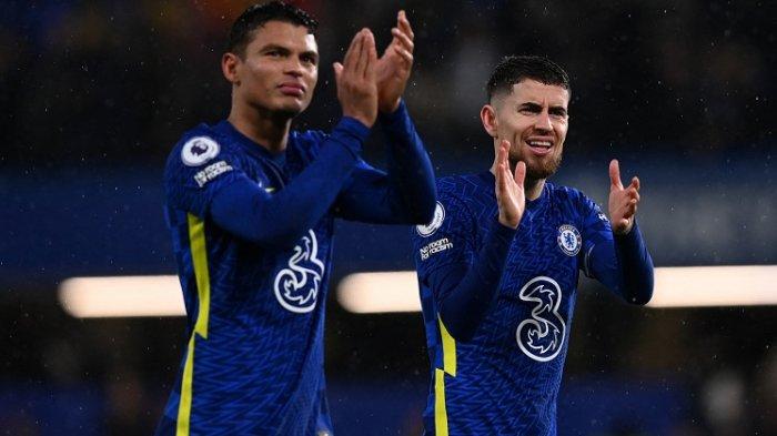 Gelandang Chelsea Jorginho (kanan) dan Thiago Silva (kiri) bertepuk tangan kepada para pendukung setelah pertandingan lawan Leeds United di Stamford Bridge di London pada Sabtu 11 Desember 2021. Chelsea 3 - 2