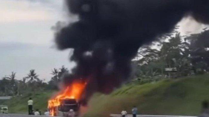 Bus Rosalia Indah hangus terbakar di Tol Semarang-Solo, di Desa Kiringan, Kecamatan/Kabupaten Boyolali, Sabtu (16/3/2024)
