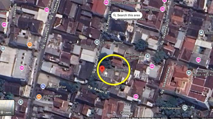 Lokasi Kos Flamboyan, Gang Kenari II Nomor B5, Caturtunggal, Depok, Kabupaten Sleman, Daerah Istimewa Yogyakarta (DIY). Lokasi kos Mulyono, teman Jokowi, alumnus Fakultas Kehutanan UGM angkatan 1980.