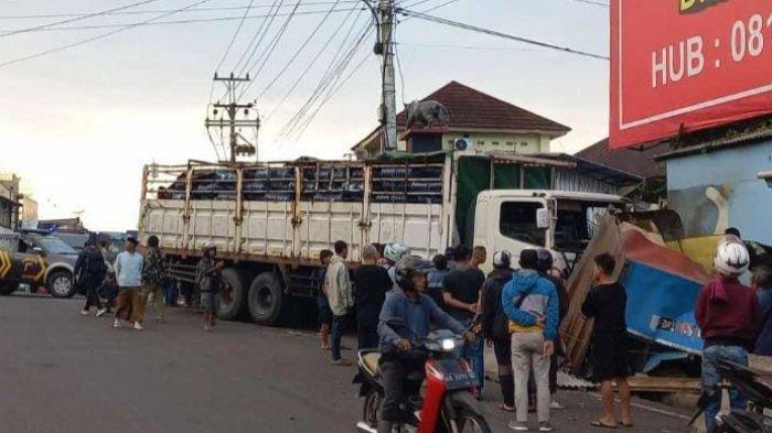 Detik-detik Tronton Hilang Kendali di Kertek Wonosobo, Muatan Tumpah