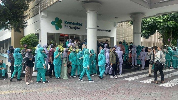 PROTES - Pegawai RSUP Dr. Sardjito melakukan aksi protes dan audiensi dengan jajaran direksi lantaran THR disunat menjadi 30 persen. Aksi protes digelar di Gedung Administrasi Publik, Selasa (25/3/2025).