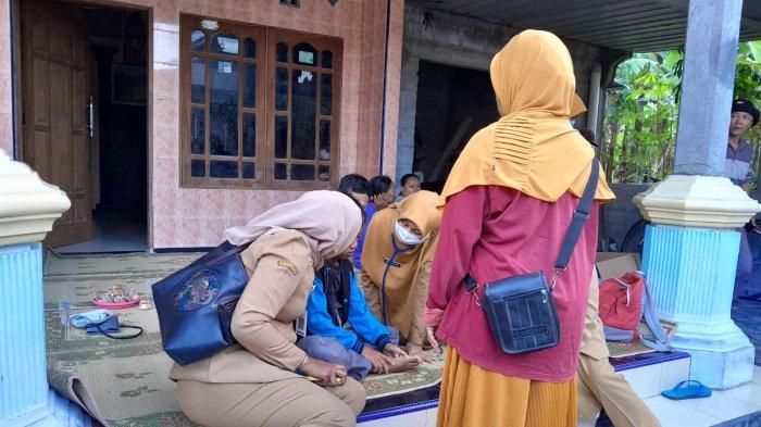 KERACUNAN: Petugas sedang mengecek kondisi seorang warga Desa Karangturi, Kecamatan Gantiwarno, Kabupaten Klaten, yang diduga mengalami keracunan makanan pada Senin (14/4/2025).
