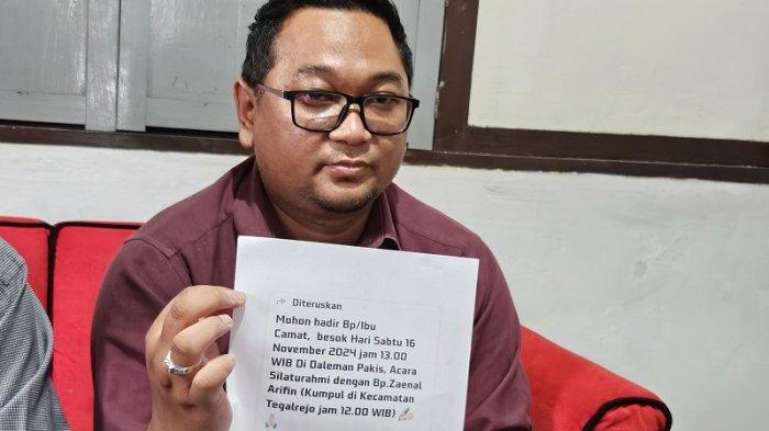 Kuasa hukum Progress, Darmawan Febri Padmono menunjukkan salah satu bukti screenshoot undangan untuk para camat