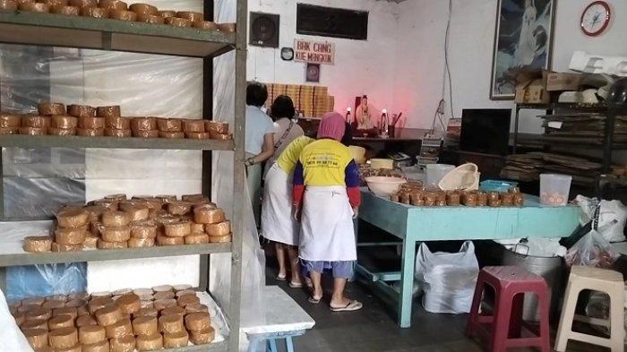 Suasana rumah produksi Kue Keranjang Nyonya Seneng di  di Jl. Tukangan No.43, Tegal Panggung, Danurejan, Kota Yogyakarta.