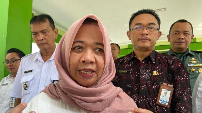 Bupati Sleman, Kustini Sri Purnomo sedang menanggapi persoalan renovasi Stadion Maguwoharjo di sela-sela tugasnya, Rabu (31/5/2023).