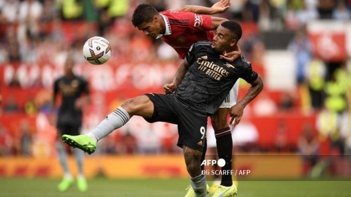Arsenal vs Manchester United, Liga Inggris - Ilustrasi Foto dok: Raphael Varane vs Gabriel Jesus di Liga Inggris antara Manchester United vs Arsenal di Old Trafford di Manchester, barat laut Inggris, pada 4 September 2022.