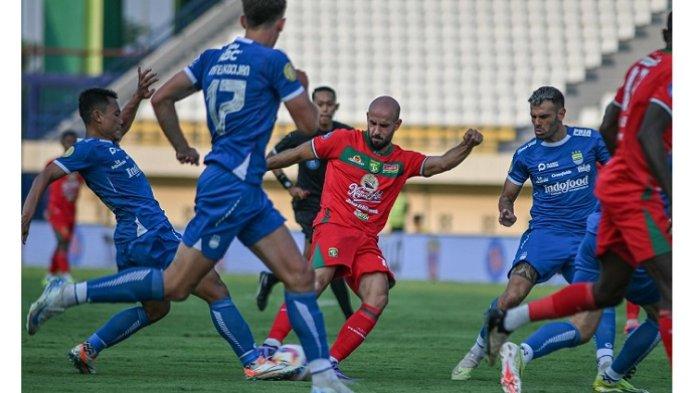 DUEL SENGIT: Pemain Persebaya Surabaya Mohammed Rashid dikepung pemain Persib Bandung dalam pertandingan pekan kedelapan Liga 1 2024-2025 antara Persib vs Persebaya, Jumat (18/10/2024) di Stadion Si Jalak Harupat, Soreang, Kabupaten Bandung.