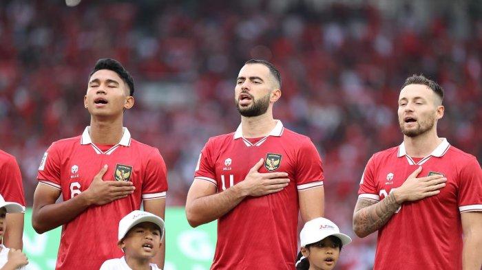 Bek naturalisasi, Jordi Amat (tengah) menyanyikan lagu Indonesia Raya jelang laga kontra Kamboja di Piala AFF 2022, Jumat (24/12/2022).