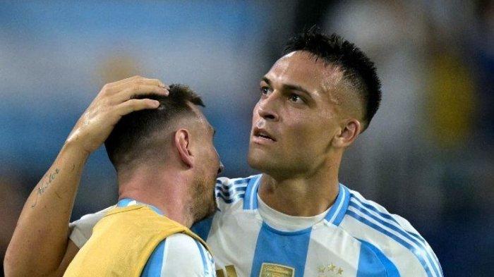Penyerang ArgentinaLautaro Martinez (kanan) merayakan gol pertama timnya bersama Lionel Messi (kiri) pada pertandingan final Copa America 2024 antara Argentina vs Kolombia di Stadion Hard Rock, di Miami, Florida pada 14 Juli, 2024.