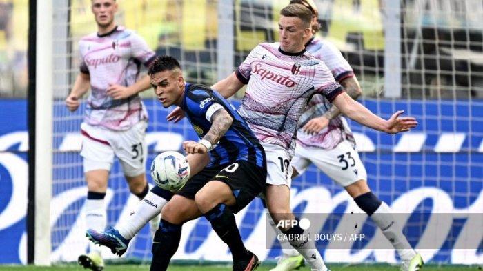 Lautaro Martinez vs Lewis Ferguson di Liga Italia Serie A antara Inter Milan vs Bologna di Stadion San Siro di Milan pada 7 Oktober 2023.