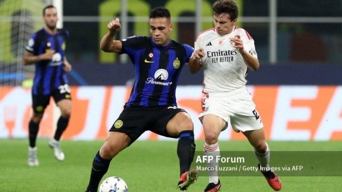 Lautaro Martínez vs Joao Neves di Liga Champions antara Inter Milan vs Benfica di Stadio Giuseppe Meazza pada 03 Oktober 2023 di Milan, Italia.