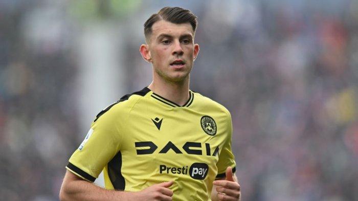 Lazar Samardzic menggunakan jersey Udinese.