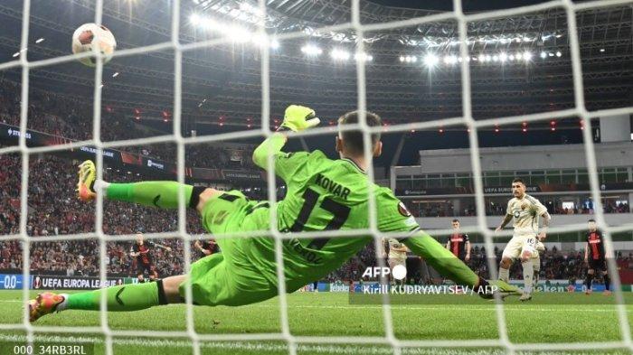 Leandro Paredes vs Matej Kovar di semifinal Liga Europa Bayer Leverkusen vs Roma di Leverkusen, pada 9 Mei 2024.
