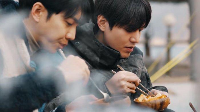 Lee Seung Gi dan Lee Min Ho saat pemanasan sebelum menyanyikan lagu 