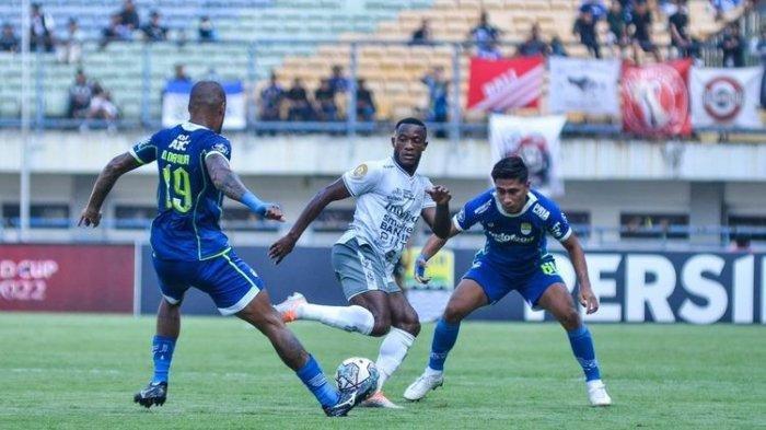 David da Silva mengoper bola ke Daisuke Sato dalam laga Persib Bandung vs Bali United pada pekan keenam Liga 1 2022-2023 yang digelar di Stadion Gelora Bandung Lautan Api, Selasa (23/8/2022) sore WIB. Berikut ini adalah prediksi skor pertandingan antara Persib Bandung vs Bali United dalam laga pekan keenam Liga 1 2023/2024, Kamis, 3 Agustus 2023.