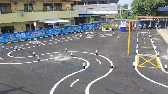 Lintasan uji SIM C menyerupai huruf S di Polres Bantul.