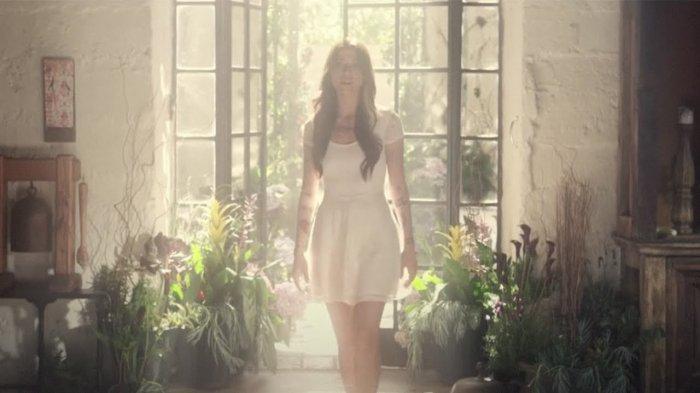Lirik Lagu Distance Christina Perri feat Jason Mraz dengan Terjemahan Bahasa Indonesia
