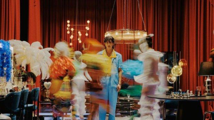 Lirik Lagu Vuja De - U-KNOW, Three Two One Red Sun! Lengkap dengan Terjemahan Bahasa Indonesia