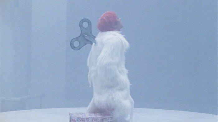 Lirik Lagu dan Terjemahan DRAMA - G-Dragon, Drama queen, got it from her mama Mama, mama