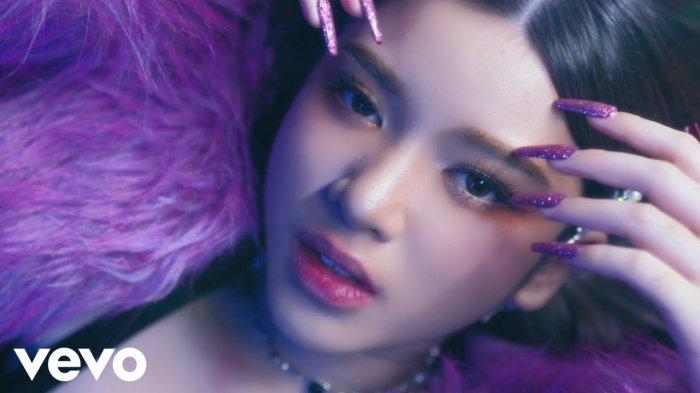 Lirik Lagu dan Terjemahan Flip It Up - Tiara Andini, I Put My Middle Finger Up, I Flip It Up